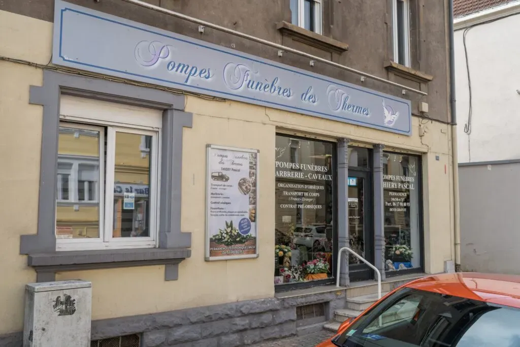 Devanture extérieure d'une agence de pompes funèbres et marbrerie.