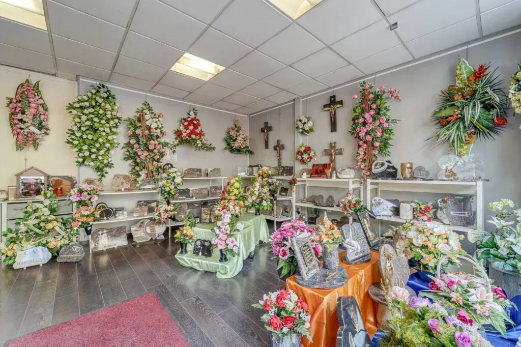 Intérieur du magasin d'articles funéraires et fleurs de deuil.