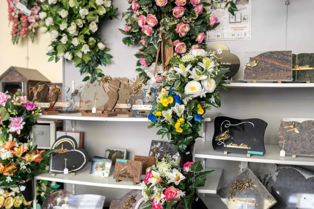 Présentation d'articles funéraires, fleurs de deuil et plaques en rayon.