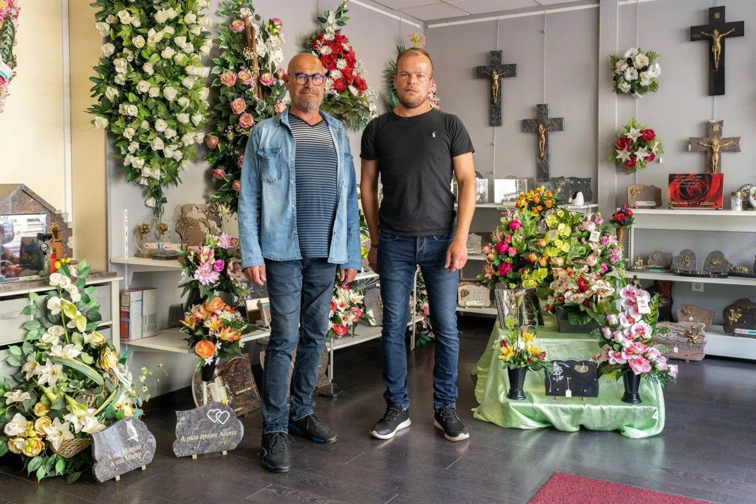 Deux conseillers funéraires dans leur magasin d'articles d'obsèques.