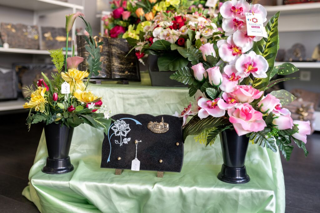 plaques funeraires et bouquets