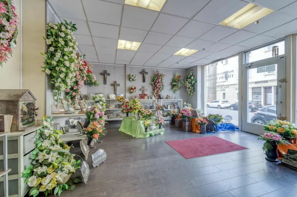 Espace d'accueil lumineux d'une agence de marbrerie funéraire.