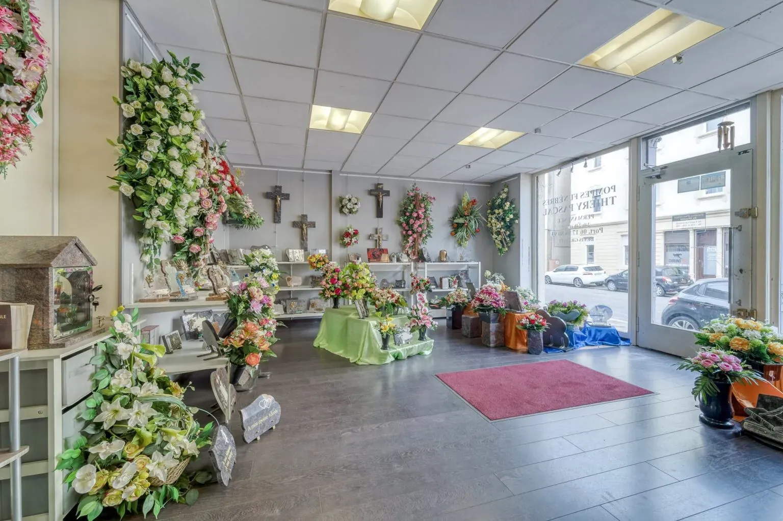 Vue d'ensemble de la salle d'exposition d'articles et fleurs funéraires.